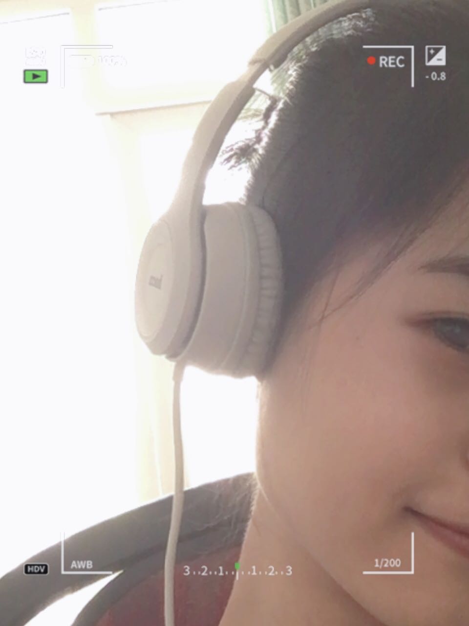 Okela phết á! Đóng gói hàng kĩ. Giao cũng nhanh. Mình *** thử thấy nghe chất lượng âm thanh cũng okie luônnnnn!!! Đeo headphone thì chịu hơi mỏi cổ thui :))) tai nghe kiểu dáng cũng xinh nữa. Có khớp để chỉnh cho vừa đầu. Nói chung mình thấy đượccccc. Còn có cục kẹo kèm theo nữa mehehehe🤌🤌🤌