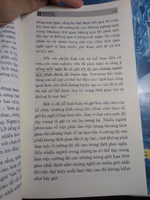 Mình vẫn chưa đọc hết cuốn sách vì nó rất dài, cần nhiều thời gian để thấm. Trong sách có khá nhiều dẫn chứng từ nghiên cứu tâm lý, hành vi nên rất đáng tin cậy. 

Sau mỗi chương đọc thì mình đều rút ra được nhiều điều thú vị, ứng dụng được trong công việc trong tương lai. Nhưng phải nói thật, để ứng dụng được thì đây là bài toán khó. 

Ở tập đoàn đa quốc gia hoặc DN FDI có thể sẽ có phúc lợi tốt hơn nhưng nhiều doanh nghiệp vừa và nhỏ ở VN chưa chú trọng tới phát triển cho nhân viên như vậy. Vì thế khái niệm đi làm thuê là bán thời gian 8 tiếng, làm dàn trải với năng suất đều đều là phổ biến.

Nhưng dù sao thì đây quả thực vẫn là cuốn sách rất hữu ích dành cho cả nhân viên và nhà quản lý tham khảo.