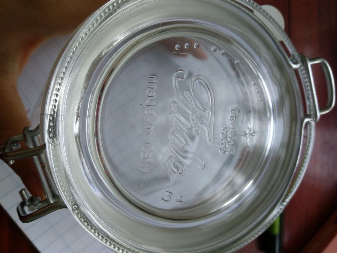 Hũ thủy tinh FIDO này rất đẹp; tên của nhãn hiệu, xuất xứ và dung tích được in đầy đủ, rõ ràng trên hũ luôn.

Khóa nắp màu bạc còn mới ko bị hoen gỉ gì hết.

Vỏ hũ dùng tay cảm nhận thì rất dày dặn và chắc chắn.

Mình sẽ mua tiếp các hũ size khác của FIDO. HÌ HÌ
Mình mua cùng lúc với hũ của L&L thì mjh ưng bạn FIDO này hơn nhiều.