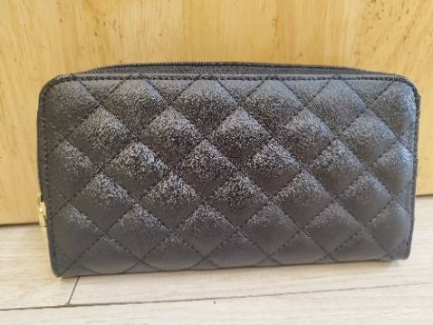 Ví đẹp lắm ,chất da mềm cầm rất vừa tay ,nhiều ngăn rất tiện  ..... Thank shop