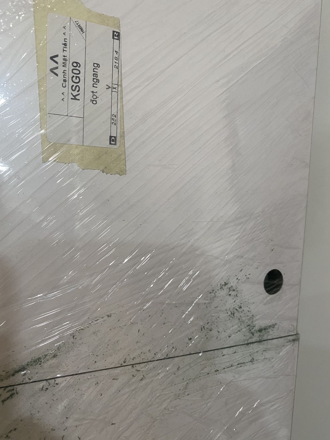 Kệ bẩn kinh khủng, nhà sản xuất không vệ sinh trước khi giao hàng