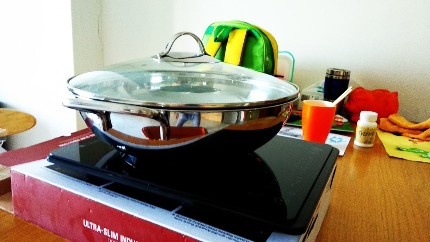 Mình mua nồi để dùng kèm với bếp từ của L&L. Lúc mua nghĩ size 32cm nhỏ thôi nhưng lúc nhận thiệt là lớn. Làm lẩu cho từ 6 đén 8 người ăn dư sức. Có ba đáy. Inox dày và cầm nặng tay. Quai hàn liền. Nắp kiếng.Tổng quan nồi đẹp lớn.