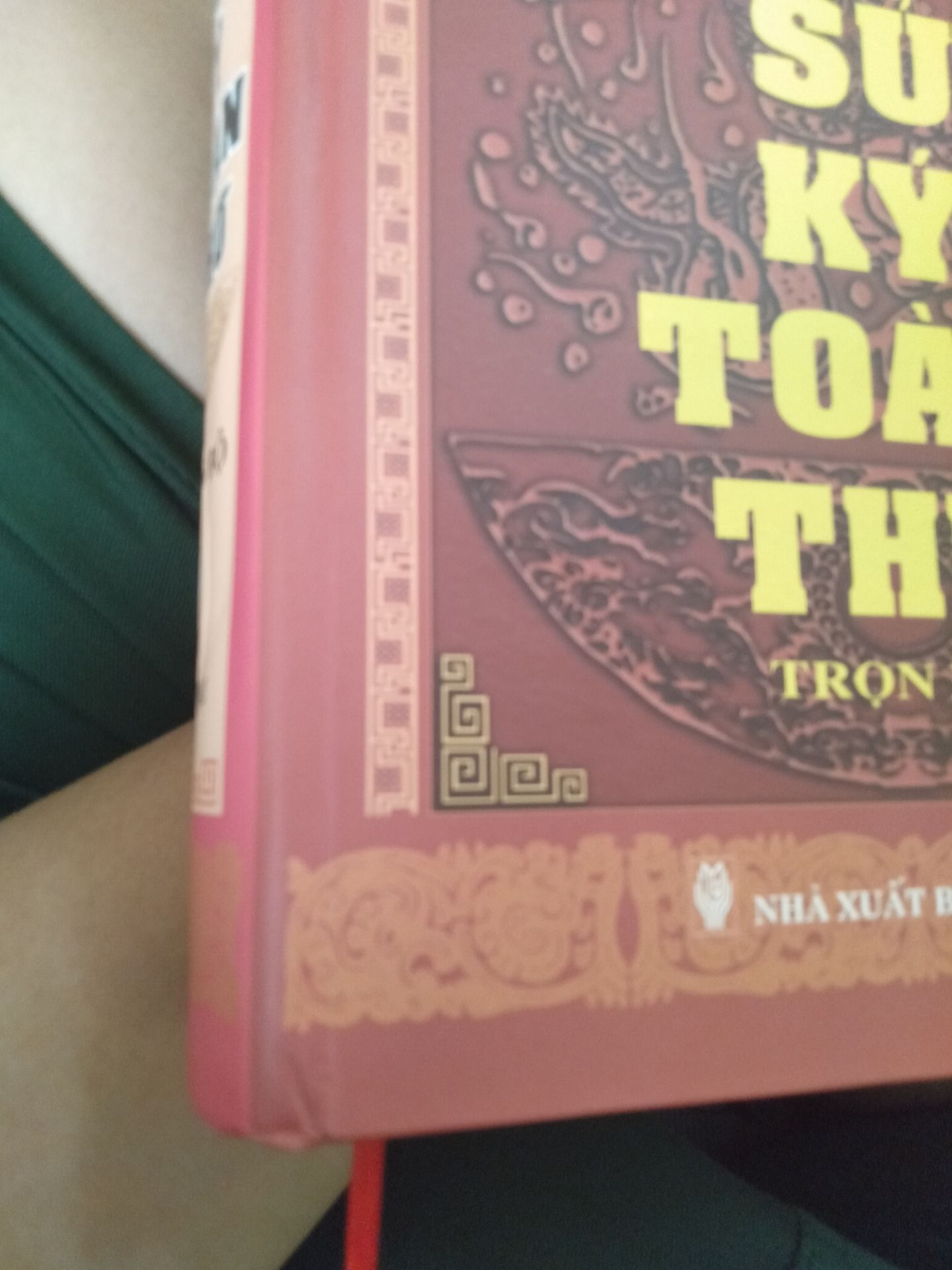 Tổng quan bề ngoài thì có nhăn và rộp 1 số chỗ. Nhưng một cuốn sách siêu to khổng lồ bìa cứng trên 1000 trang có chủ đề bao quát cả lịch sử Việt Nam mà mua được với giá này thật sự quá hời.