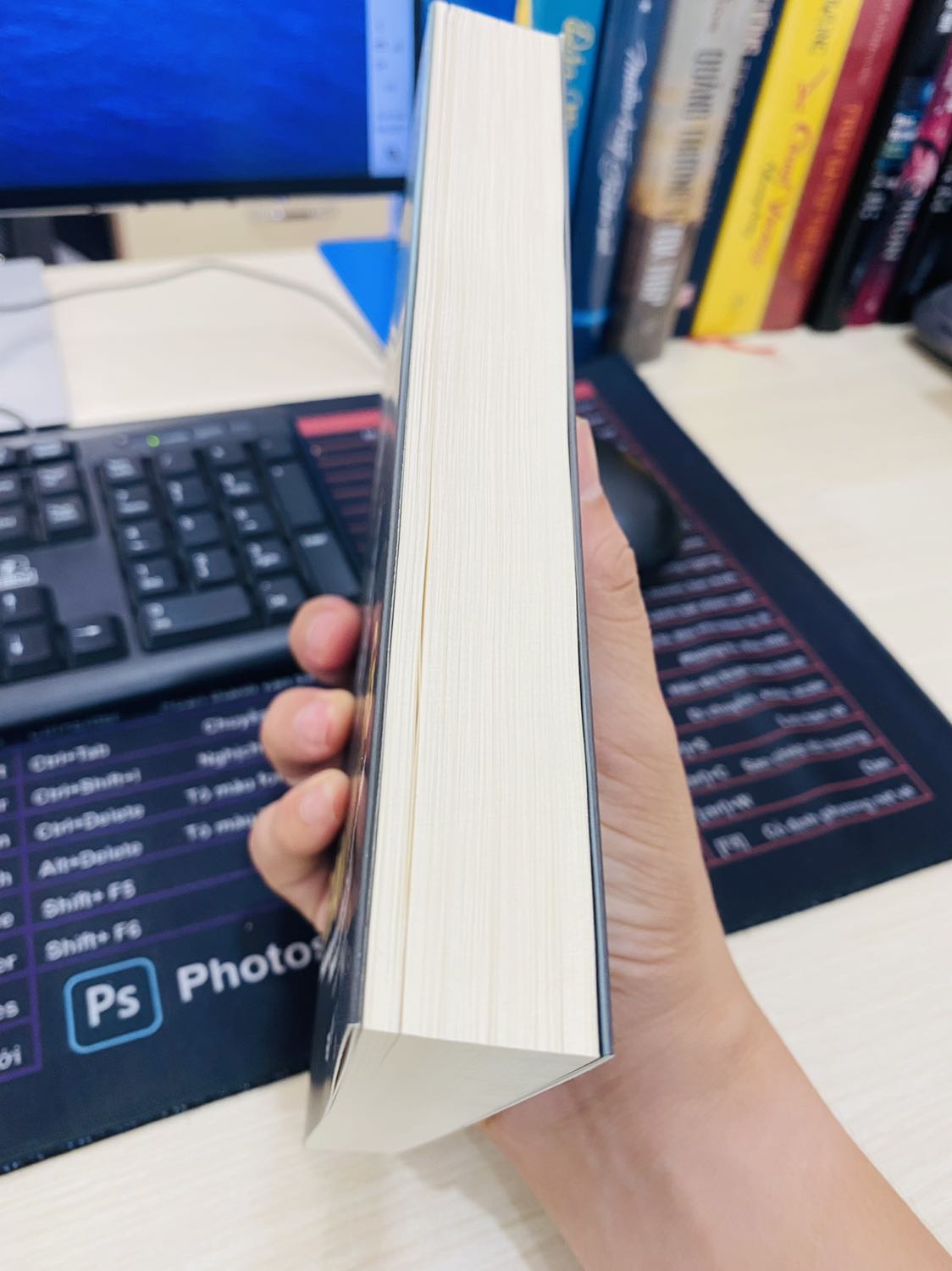 Bìa đẹp, giấy tốt, có tặng thêm bookmark. Nội dung chưa nhận xét vì chỉ đọc sơ lược