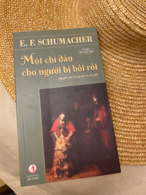 VỀ MỘT CHỈ DẪN CHO NGƯỜI BỊ BỐI RỐI 

E. F. SCHUMACHER

Với nỗ lực lập bản đồ cho những thứ mà chủ nghĩa duy vật luận đã bỏ qua, Schumacher đã lập luận tương đối tốt cho cuốn sách của mình, song màu sắc của Chủ nghĩa Lãng Mạn Đức và một không khí chiết trung tôn giáo vẫn tồn tại như một nhược điểm không tránh khỏi. 

Có rất nhiều phần khiến cuốn sách đáng được học hỏi. Giọng văn khúc chiết và lập luận sắc bén của Schumacher khiến cho các vấn đề vẫn bị giấu đi lâu nay dưới cái mác khoa học được phơi ra tỏ tường: sự phân biệt rạch ròi giữa các khoa học và mục đích và phương pháp luận của nó, vị thế của các khoa học chính xác đối với niềm tin của con người, những thành tựu của nó đã đổi lấy một thế giới tràn đầy bầu không khí có Ý Nghĩa, yêu chuộng Thiện Tính lấy một thế giới tiện lợi hơn về những nhu cầu cơ bản của động vật nhưng hoàn toàn mất định hướng với những nhu cầu hướng thượng. Quả thực khoa học chính xác -đo đạc được những thứ không-sống, tái tạo được các kết quả theo hướng dẫn dựa trên những môi trường nhân tạo nghiêm ngặt và có thể đại chúng hóa đã khiến thẩm quyền của nó trở nên cao cả đến nỗi biến thành một tín điều và khoa học miêu tả, trong nỗ lực bằng anh bằng em của nó, không thể chịu nổi sự không tiến bộ mấy của mình, đã cố khái quát một vài thứ theo cách thức phi lý, ngụy khoa học: Luận thuyết tiến hóa.

Tuy vậy, tôi nghĩ ngay từ đầu mục tiêu của khoa học không là gì khác ngoại trừ tìm hiểu về sự thực thông qua lý trí thuần túy, chính vì thế mà nó đã đi tìm giới hạn cho nó, theo kiểu tư duy Descartes. Có thể nói bản thân khoa học chỉ là một tập hợp các kỹ thuật tư duy và các phương pháp làm việc, nó không có mục đích - trong ý nghĩa mục đích hướng thượng. Nó không có mục tiêu của tôn giáo hay triết học, nó không việc gì phải vơ vào mình thứ đó, bởi những thứ đó quả thực khiến cho mọi lý trí phải quy hàng - không có nghĩa là chúng không có lý, mà bởi cái lý ấy vượt quá khả năng xử lý của một con người bị giới hạn trong các giác quan thể lý của mình, như chữ được dùng trong sách: không thích đáng tương xứng, nghĩa là con người (có thể bởi vì chưa qua rèn luyện) chưa có được các cơ quan thích đáng với những hiện thực khác những hiện thực được kinh nghiệm thông qua các giác quan hiện tại, nhưng có những bằng chứng cho thấy có một vài cá thể (có thể đã qua rèn luyện) đã tiếp cận được những hiện thực khác giàu ý nghĩa hơn. Vậy thì hướng đi của khoa học với mục đích tìm hiểu bản chất của các vật thể, biến đổi chúng và tái tạo chúng là những gì mà bất-kỳ-ai, thông qua suy xét lý tính và giới hạn các nghiên cứu đối với các vật thể có thể tìm biết. Ở đây nó đã thành công. Không ai ngờ rằng nó lại kéo theo những hệ quả mang tính triết học hay tôn giáo: nó trở nên có thẩm quyền tuyệt đối trong việc nói lên mọi thứ, nhận xét mọi thứ, dẫn dắt mọi thứ trong xã hội loài người. Trong khi nó không thực sự có thẩm quyền đó, không có mục đích đó. Khoa học không được tạo ra để dẫn dắt: nó không trả lời cho những câu hỏi mà triết học và tôn giáo đã ưu tư, rằng làm thế nào để sống hạnh phúc, chân phúc, vĩnh phúc, vượt thoát khỏi cái thể lý bị điều kiện hóa này và những khát đòi mang tính thú vật này, Thiện là gì, Ác là gì, Sự tồn tại yếu ớt và ngắn ngủi này là để làm-gì và làm-thế-nào để làm-nó. 

Cuốn sách cũng chưa đề cập sâu đến một việc: con đường tinh thần hầu như phải đánh đổi mọi vật chất và thỏa mãn giác quan. Quả thực đó là hành trình bí mật của mỗi cá nhân, không thể đại chúng hóa và không thể thừa kế trái quả/mục đích. Các phẩm tính của con đường tinh thần đòi hỏi một phẩm chất cao thượng vô hình ở bên trong: tính khiêm cung, sự giản dị cùng tột của ăn mặc ở, sự kỷ luật thu thúc, sự kiên định, tính trung thực, và nhiều thứ khác. 
Một điểm khác: Con người được trình bày như một động vật xã hội do đó cần phải có sự tương liên với thế giới (người khác) nếu muốn hiểu biết chính mình. Tuy vậy điều này không hoàn toàn được ủng hộ bởi một vài con đường tinh thần cổ xưa. Có những tôn giáo giới hạn các tấm gương người-khác ở những người-khác ưu tú hơn là một hàng xóm bất kỳ. Quả thực một hàng xóm bất kỳ có thể nói được điều gì trung thực về anh nếu người ấy không có một trình độ chí ít ngang bằng anh, hay tốt hơn là vượt xa anh? Nói cách khác, ở lĩnh vực tri thức thứ ba, một cá nhân tầm cầu con đường tinh thần thực sự cần phân biệt được những tấm gương người-khác không có trình độ ngang hàng hoặc cao hơn mình, vốn có vô vạn ý kiến với đủ mọi mục đích, và những tấm gương người-khác có mục đích chung với mình, có trình độ tốt hơn là vượt xa mình. Và không nhất thiết một cá nhân tầm cầu hạnh phúc phải làm việc chung với thế giới, có những tôn giáo thậm chí khuyến khích xa lánh thế giới cho đến khi xong việc hoàn toàn. Hạnh phúc của con đường tinh thần không dính dáng gì đến người-khác, hay thế giới, nó hoàn toàn là một con đường độc lập, tự chủ và trái quả của nó giải phóng chính cá nhân đi-nó-tự-thân. Mỗi con đường tinh thần có thể hứa hẹn một mục đích khác nhau, các tôn giáo dường như không hề giống nhau, cách thức cũng thế. Việc quy chụp rằng tất cả tôn giáo đều giống nhau là một phép khái quát hóa tồi tệ, bỏ qua một rủi ro, lỡ như đích đến của cái này xa hơn cái kia thì sao? Có thể tất cả tôn giáo dạy hướng thượng, nhưng nếu một số dạy đi lên đến tầng thứ năm, một số khác dạy lên đến tầng chín và một số khác dạy đến tầng cuối cùng thì sao? Mục đích của Ki Tô giáo chẳng hề tương ưng với mục đích của Phật Giáo, nhưng tác giả, như những tác giả theo chủ nghĩa chiết trung tôn giáo muốn tin rằng tất cả mọi truyền thống đều dẫn đến cùng một mục đích đã dẫn các văn bản tôn giáo khác nhau cho mục tiêu đả phá chủ nghĩa duy vật luận. Chủ nghĩa duy vật luận có thể bị đả phá và nó nên như thế, vì nó thất bại trong lời hứa mang đến cho một cá nhân tự do về tinh thần, một hạnh phúc cao hơn những hạnh phúc thông qua giác quan. Không có nghĩa là Chủ nghĩa chiết trung tôn giáo với hơi hướm lãng mạn hóa là đúng. 

Dẫu vậy, một lần nữa, cuốn sách thực sự rất đáng học hỏi ở những lập luận và nét độc đáo của chủ đề khai triển, một số lý thuyết có thể giúp ích: các vấn đề hội tụ đối lại với các vấn đề phân kỳ, khoa học thao túng đối lại với khoa học hiểu biết, khoa học chỉ dẫn và khoa học miêu tả, bốn lãnh vực tri thức, tầm quan trọng của tự-ý-thức, vấn đề của lý luận và đức tin, ngoài ra nếu có thể, tôi nghĩ những phần cần được đào sâu hơn là các giới hạn của trí năng lẫn giác quan có thể được mở rộng như thế nào, nên xác định các ranh giới nào cho cái thực-biết và làm thế nào để từ tin chuyển thành -biết-. Và tốt nhất nên tránh so sánh các tôn giáo như thể chúng là những chỉ dẫn khác nhau về bề ngoài/ ngôn ngữ song giống nhau về mục tiêu và phương pháp. Có lẽ đây là những chủ đề quá giới hạn của cuốn sách và tôi đang đòi hỏi quá nhiều.