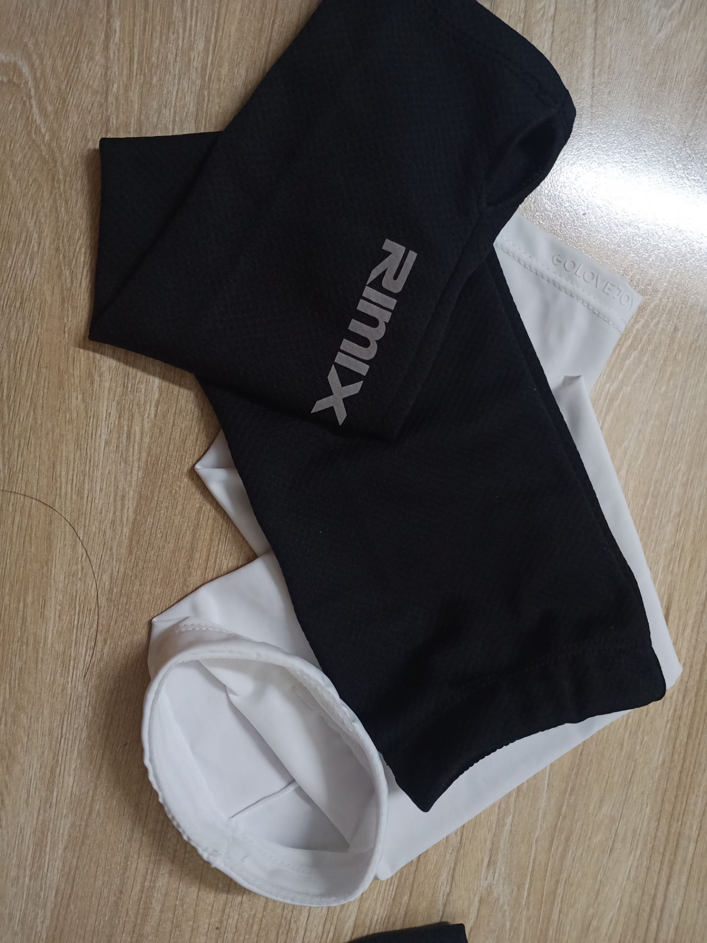 Một lúc đặt liền 2 sản phẩm trên Tiki nên mới có cái để so sánh. Hàng của shop màu đen, nhìn mẫu mã khá ổn, chất giống chất mấy cái áo chống nắng, khá nóng, không co dãn mấy nên đeo bị chật bắp tay. Trong khi mình mua đôi màu trắng shop khác trên Tiki thì chất mát lạnh, mềm và co dãn tốt, lại có thêm phần chống tụt trên bắp tay, giá rẻ hơn tận 40k. Mặc dù shop có kèm thêm thẻ tặng 10k khi comment nhưng theo tớ shop nên giảm giá cho phù hợp hơn với chất lượng sản phẩm. Với giá 150k và chất lượng như này tớ sẽ ko mua lần 2 đâu.