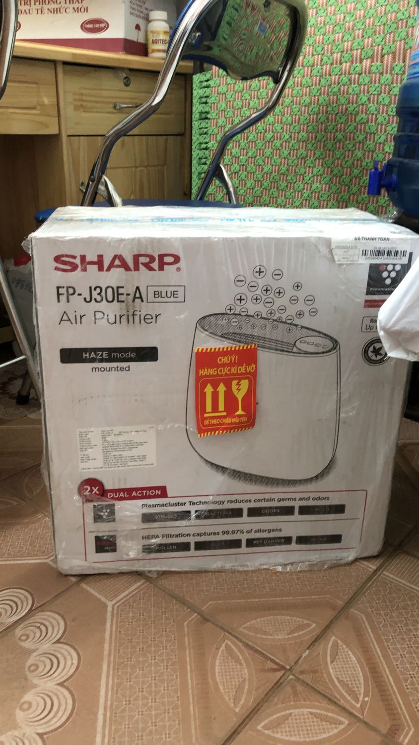 Máy dùng khá êm, lúc nhận máy mình hơi ngạc nhiên vì máy to hơn tưởng tượng. Vì mình chỉ sử dụng ban đêm lúc vào phòng ngủ nên không sử dụng nhiều. Có phiếu bảo hành của hãng nhưng do bận nhiều việc quá nên quên gọi luôn :)