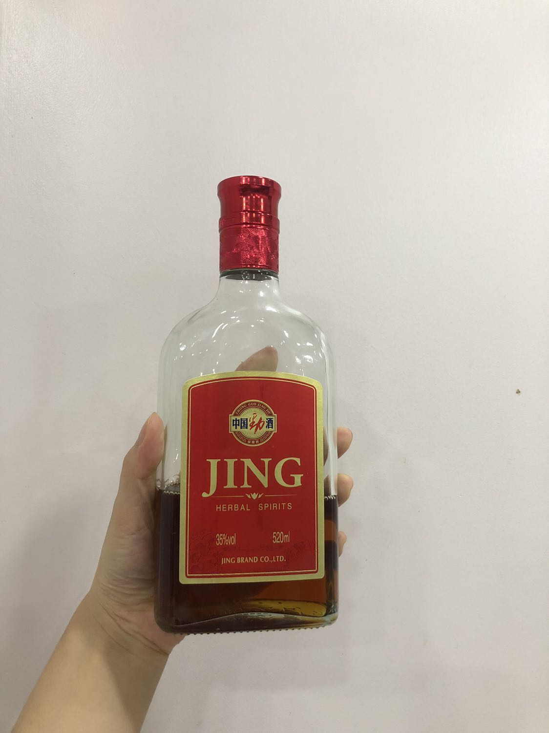 Độ cồn 35% nhưng uống không hề bị cay, uống vào có vị ngọt thanh rất dễ chịu. Vì rượu này được làm từ thảo dược nên rất tốt cho sức khỏe, mình mua về cho bố mẹ uống đều khen ngon, mẹ mình bị huyết áp cao, uống rượu này mỗi ngày mỗi lần một ly nhỏ còn có thể giúp điều hoà huyết áp, hai hôm nay đo huyết áp không còn cao như trước nữa. Rất đáng để mua.