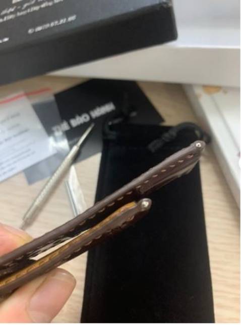 hộp đựng giấy cứng chắc chắn , da cực kỳ mềm và ôm tay , 2 mép dây dày , có thêm dụng cụ tháo chốt , rất xứng đáng để mua , 5 sao 🤟🤟🤣 , hơi tiếc là mik quên dặn shop đục thêm lỗ :)) hộp đựng giấy cứng chắc chắn , da cực kỳ mềm và ôm tay , 2 mép dây dày , có thêm dụng cụ tháo chốt , rất xứng đáng để mua , 5 sao 🤟🤟🤣 , hơi tiếc là mik quên dặn shop đục thêm lỗ :))