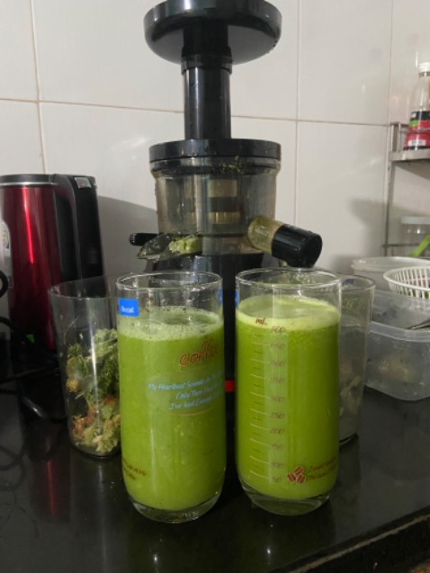 Trước đó mua máy nấu sữa hạt tefal thấy hài lòng nên mình tiếp tục mua máy ép của hãng. So ra giá phải chăng mà ép khá tốt. Bạn muốn dùng hiệu quả phải xem đặc tính từng loại rau củ quả để ép. Vì trục dọc nên ép rau khá dễ kẹt, Như các loại rau hay quả thơm nên cắt ngắn ra 2-3cm để tránh kẹt máy.