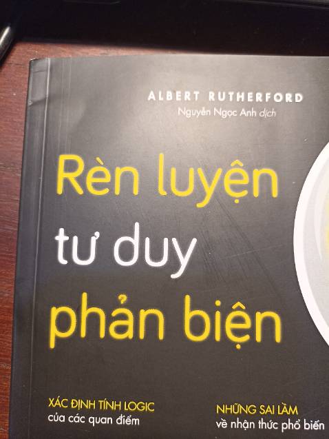 Sách bị móp ở góc trên và bị xước ở bề mặt . Bên cạnh đó lúc nhận hàng hộp bị méo mó. Chỉ đánh giá ở mức 3,5*  .Nếu có lần sau sẽ đánh giá thấp.