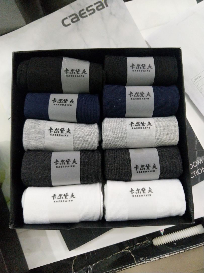 khá hài lòng về sản phẩm nên up hình review sp cho mọi người. cảm nhận đầu tiên là sản phẩm được đóng gói đẹp mắt như hình shop đã đăng. chất vải khá mềm và mịn, co giãn tốt, tất dài ngang mắt cá chân đúng kiểu mình thích. dịch vụ giao hàng của tiki cũng rất OK. vote 5*