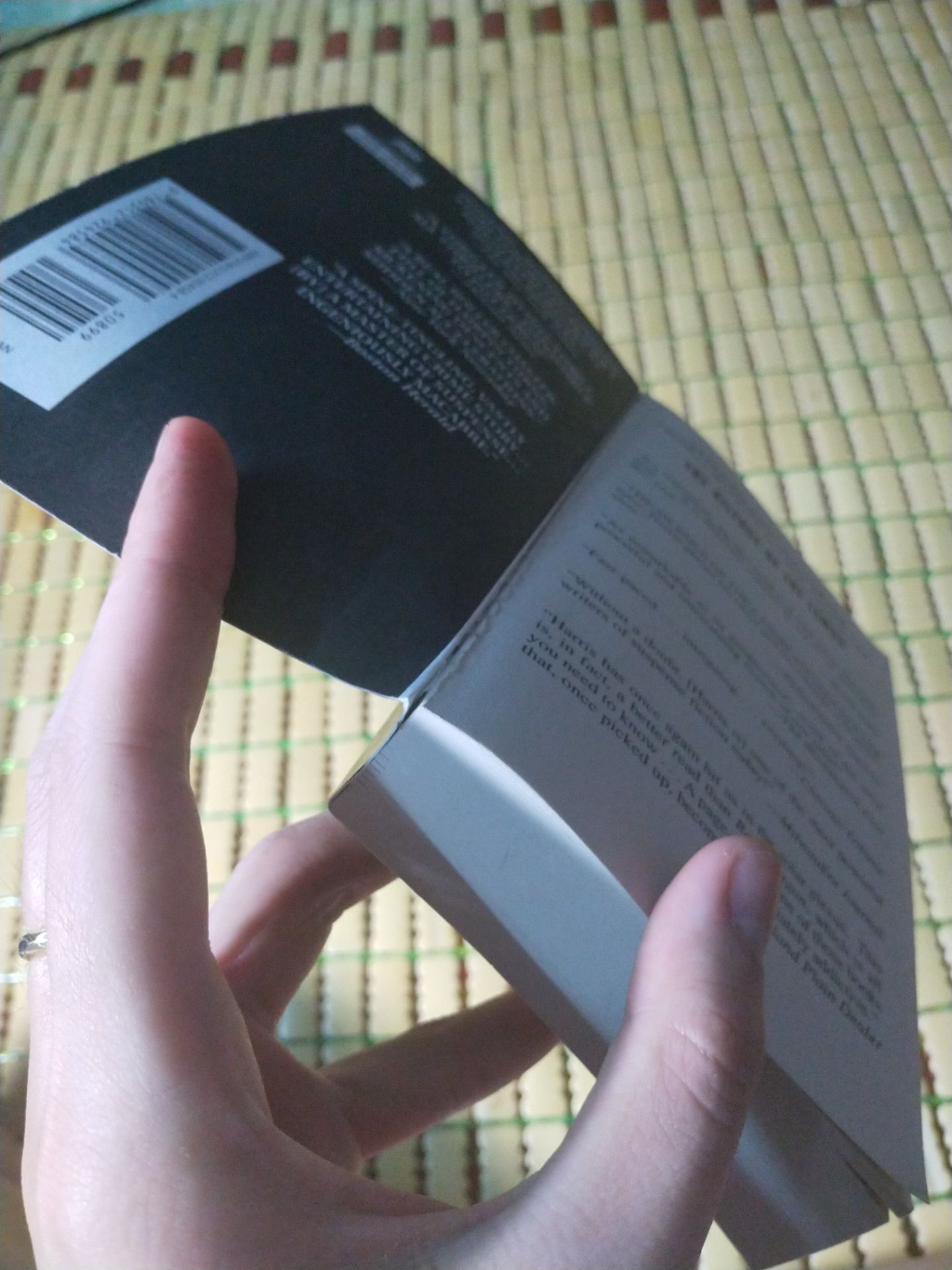 sách khổ nhỏ, giấy chất lượng rất tệ và bị hở keo. Chưa đọc nhưng về phần mỹ quan rất thất vọng.