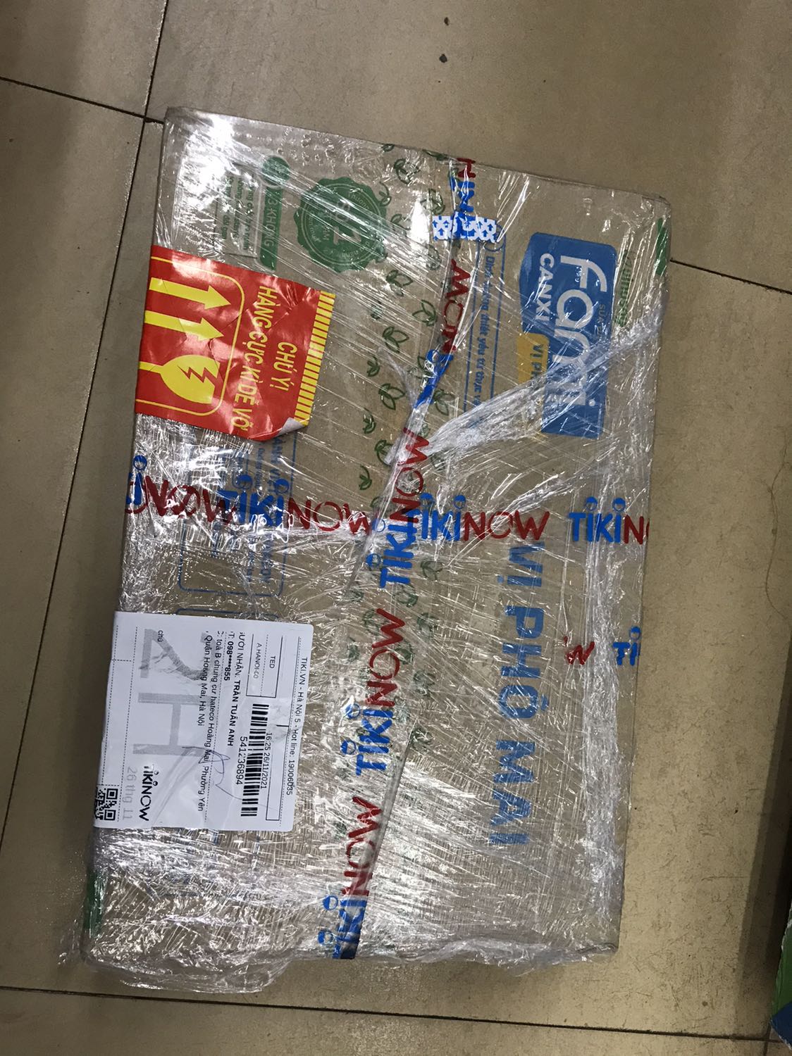 Háo hức đợi nhận thùng sữa lắm. Mà tối bận việc nên bảo ship cứ vứt ở cửa hàng, tối em xong việc về lấy sau. Thùng nguyên vẹn vì do tiki logistic trực tiếp nhận hàng và xuất hàng đi không qua bước vận chuyển trung gian bên ngoài. Thùng sữa đẹp mắt, bên trong màu bao bì cũng đẹp, date mới nhất! Cảm nhận của mình khi uống sữa thì ngon, mùi thơm, vị phô mai ngậy ngậy, mùi vị hơi giống nhân bơ sữa nữa. Nếu ai đã ăn bánh tròn nhân bơ sữa của Kinh Đô sẽ cảm nhận rõ. 
Mua một thùng giá 115k khá hợp túi tiền của mình 🙂 đăng ký gói tikinow nên đơn hàng được xuất kho và giao sớm, nhận nhanh hơn! Cảm ơn đội ngũ ship của Tiki. Mình về cửa hàng thì bóc một lốc ra để lại cho chị em uống thử 🙂