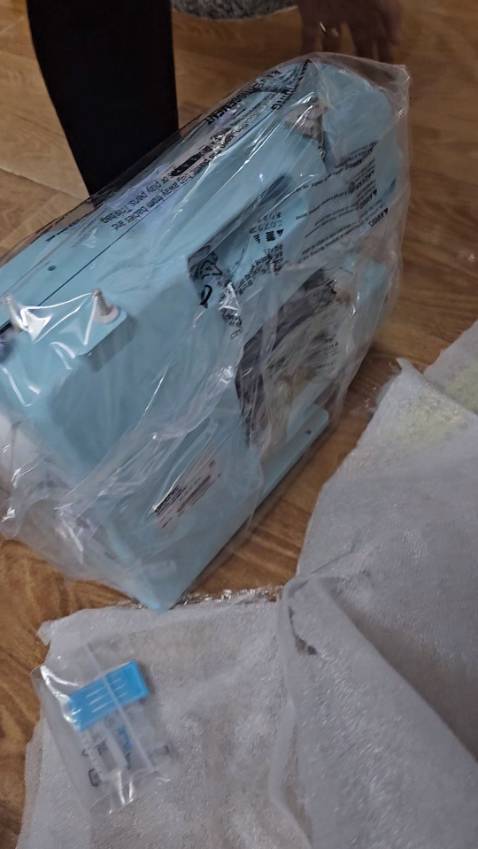 Đóng gói siêu cẩn thận. Máy nhỏ gọn nhưng chắc chắn. Mình ko dùng mà chỉ mua cho mẹ thôi. Bán cái máy may to rồi mua cái này quả là hợp lý. Mẹ mình thích lắm, tha hồ sửa đồ. Có mã qr và clip hướng dẫn, tuy bằng tiếng anh nhưng hình ảnh dễ hiểu, trực quan, mẹ mình vẫn biết và xài đc.