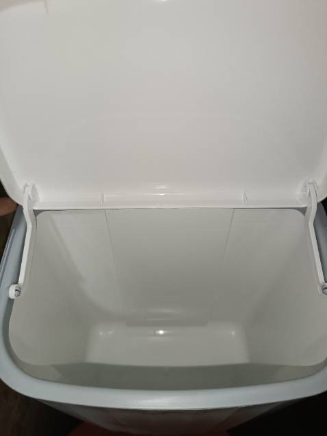 Thùng rác chất liệu tốt, chắc chắn và dày dặn. kiểu dáng hiện đại, có nắp đậy sạch sẽ so cùng với thùng rác mình mua trước đây ko có nắp thì thiết kế này tiện lợi và gọn gàng hơn nhiều. Thùng có thể treo hoặc dán. Có thể nhấc nắp lên để lót túi rác vào. Nói chung vô cùng tiện và hài lòng
Mua sales 10/10 nên được giá tốt. Về thời gian giao hàng thì tiki luôn dẫn đầu rồi. Nhanh chóng, kịp thời.