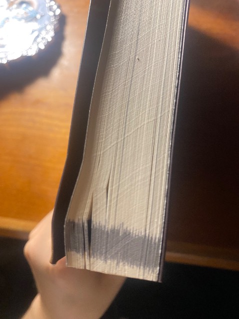 Sách mới ok nhma mới mở ra đã quăn mép hỏng góc như này. 😭