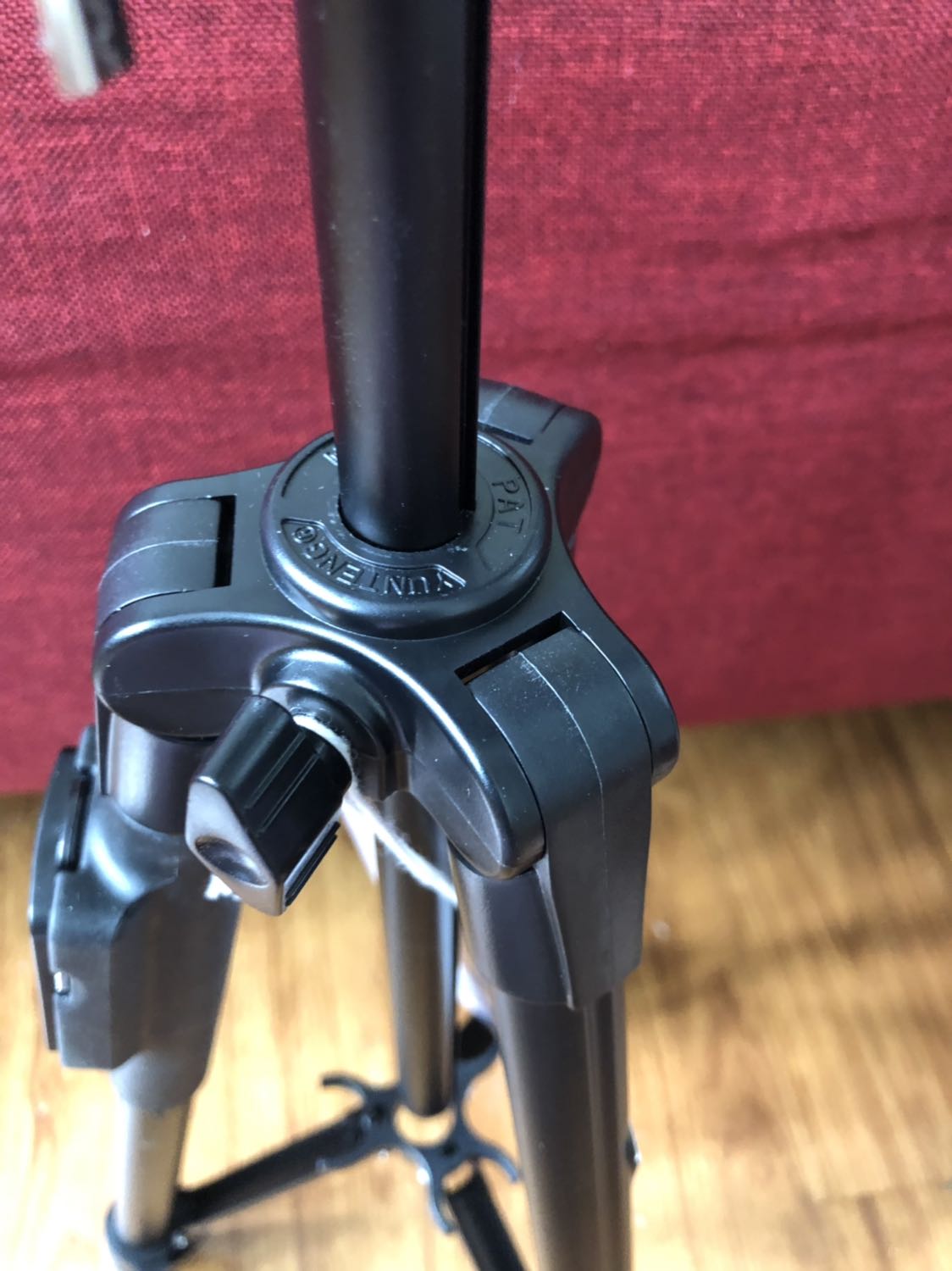 Ban đầu mình định mua vì nhìn hình minh hoạ tưởng có thể kéo dài cần gạc ra phía trước 1 chút được, như vậy khi đặt dt song song với mặt sàn sẽ không bị thấy chân máy. Nhưng mà hong phải vậy đâu nha. Cổ của nó chỉ có vươn dài lên rồi gật lên xuống hoặc trái phải thôi.  Tuy nhiên sp này vẫn đang giá 5 sao vì chất lượng.
1. Ốc vít, các khớp xoay rất tốt.
1. Thân giá đỡ được sơn tĩnh điện đẹp. Nói chung cầm vào rồi dùng thử thấy ok lắm.
3. Có giấy hướng dẫn sử dụng đk blutooth để chụp hình hoặc zoom hình. Ko hỗ trợ zoom khi quay video nha.
4. Có 1 dây nối sạc ( ko có đồ cắm ) nhưng mình ko thấy hướng dẫn sạc ntn thì biết đầy pin. Ai biết chỉ mình với nhé.
5. Khung kẹp điện thoại bằng cách siết ốc, ko bất tiện như 1 số loại kẹp lò xo.
6. Khoá chân chắc chắn, dày dặn.
Mình có hình chụp cụ thể. Các bạn tham khảo trc khi mua nha. Hàng mới nói chung là không có j để chê. Để dùng lâu và thường xuyên mới biết dc. Chúc các bạn mua dc món hàng ưng ý