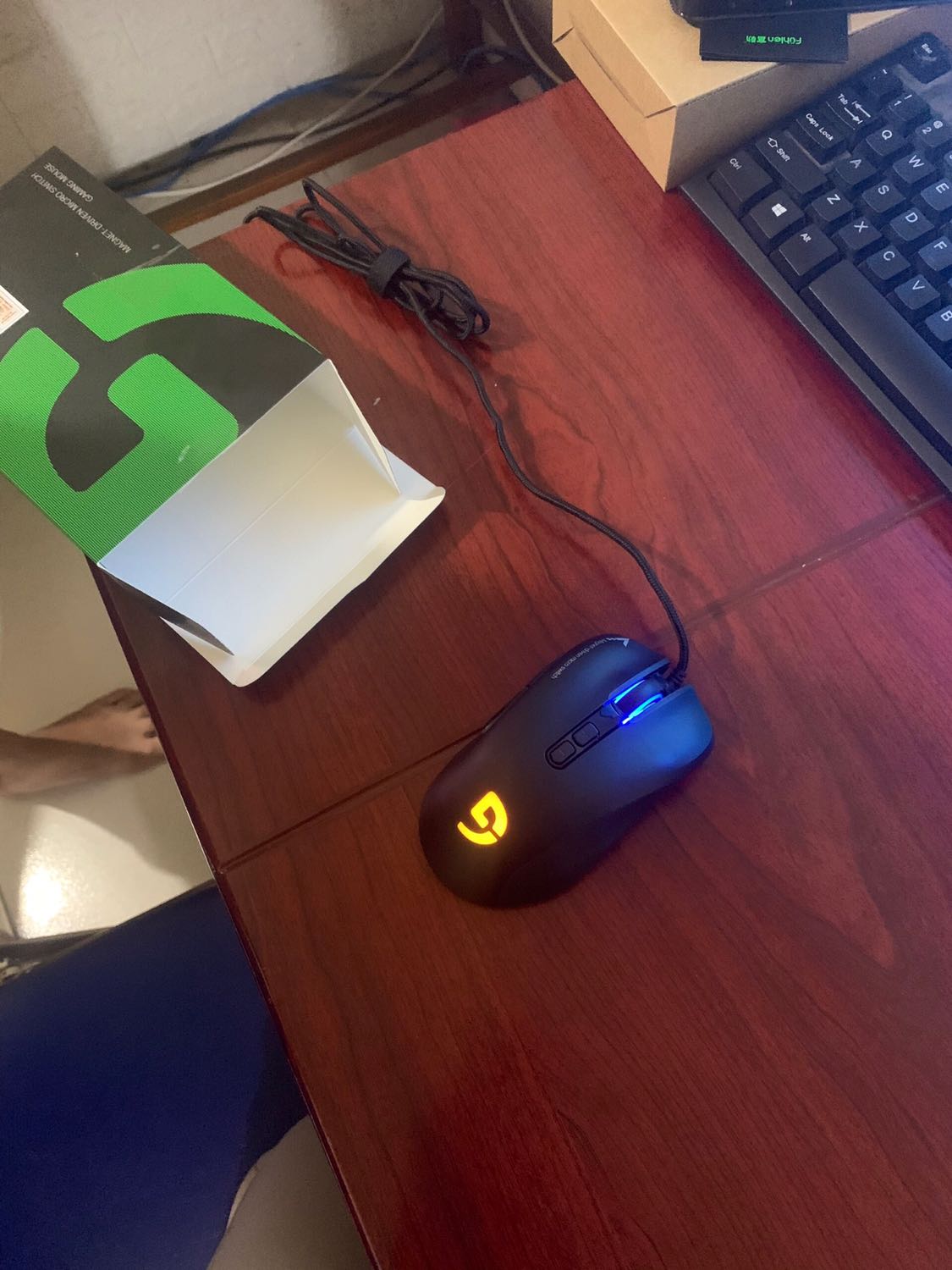 Tại sao chuột mà tôi mua về lại không dùng được, cắm sáng điện nhưng không di chuyển được thử các kiểu rồi, tin tưởng mà mang bực vào người. Đề nghị tiki xem giải quyết đổi lại cho tôi không thì trả hàng hoàn tiền