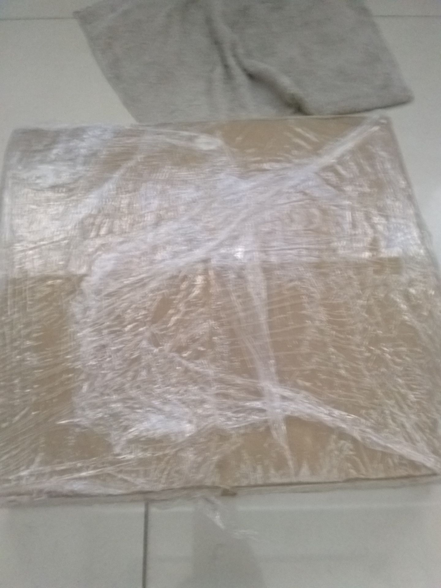 Đóng gói kín mít luôn. Nhìn cân đẹp đẽ lắm. Xài tốt. Mới nhận hàng hôm nay nên không biết có bền không.