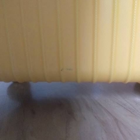 Mình khui ra nhận hàng thì bánh xe cũ, còn dơ nữa, không giống màu vàng như mẫu và vali của mình bị xước một vệt xước màu đen.
Mình đã kiểm tra dây kéo, tạm ổn.