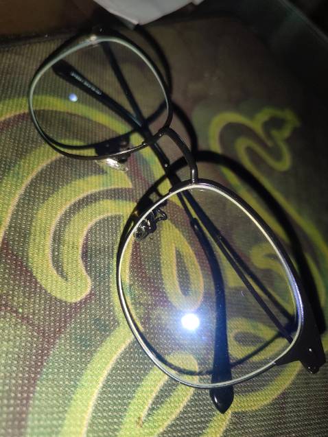 Mặt kính nhìn kĩ có vài vết xước nhỏ và có vài dấu vân tay nhỏ.

Lo go shop để ngược.

Có thể sản phẩm đã qua sử dụng.