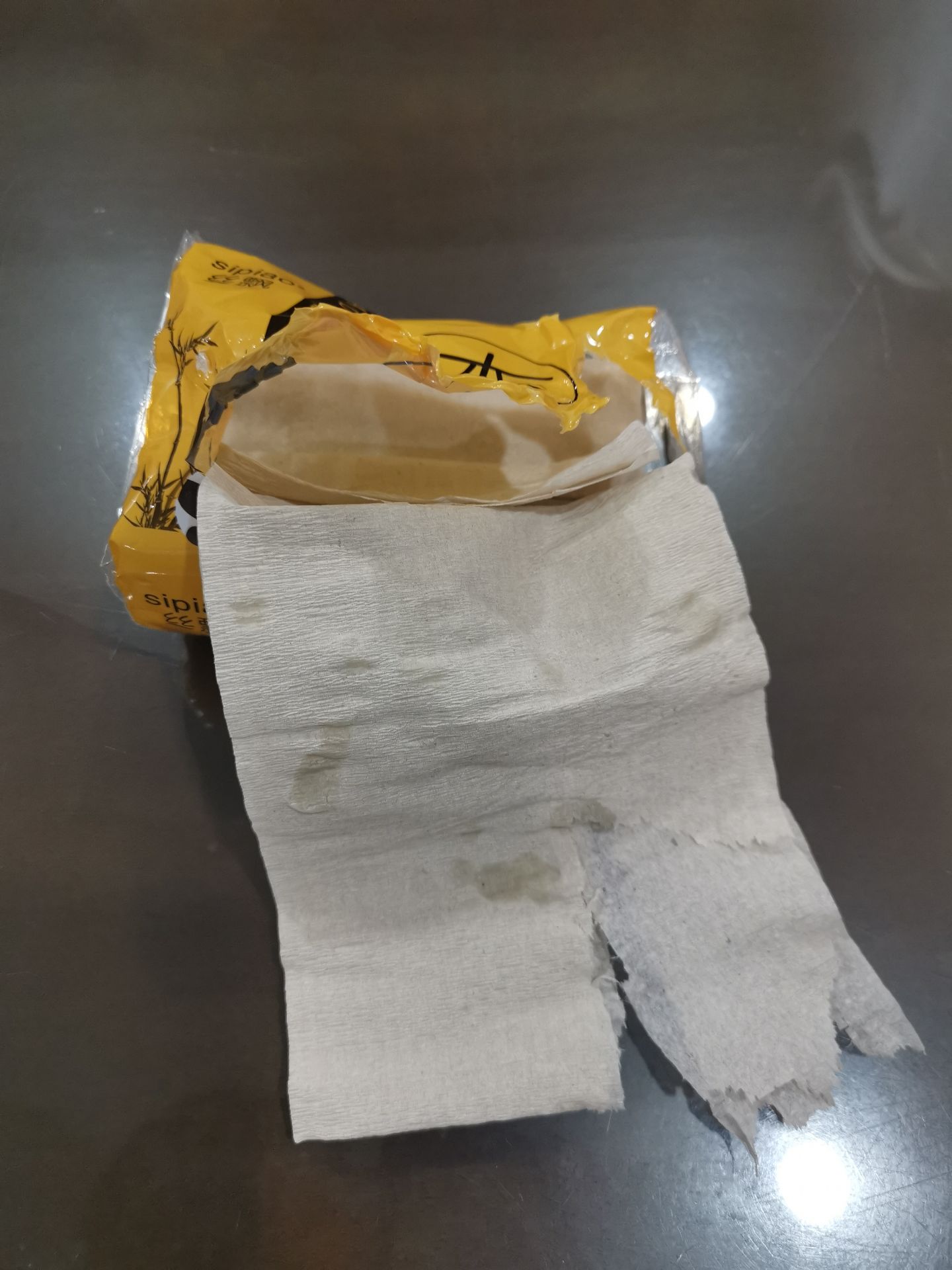 Giấy rất mủn, chất lượng rất kém (hàng nhái), giấy dính liền vào nhau rất khó xé tách rời. Tôi không nghĩ trên tiki lại cho lưu hành sản phẩm kém chất lượng như này.