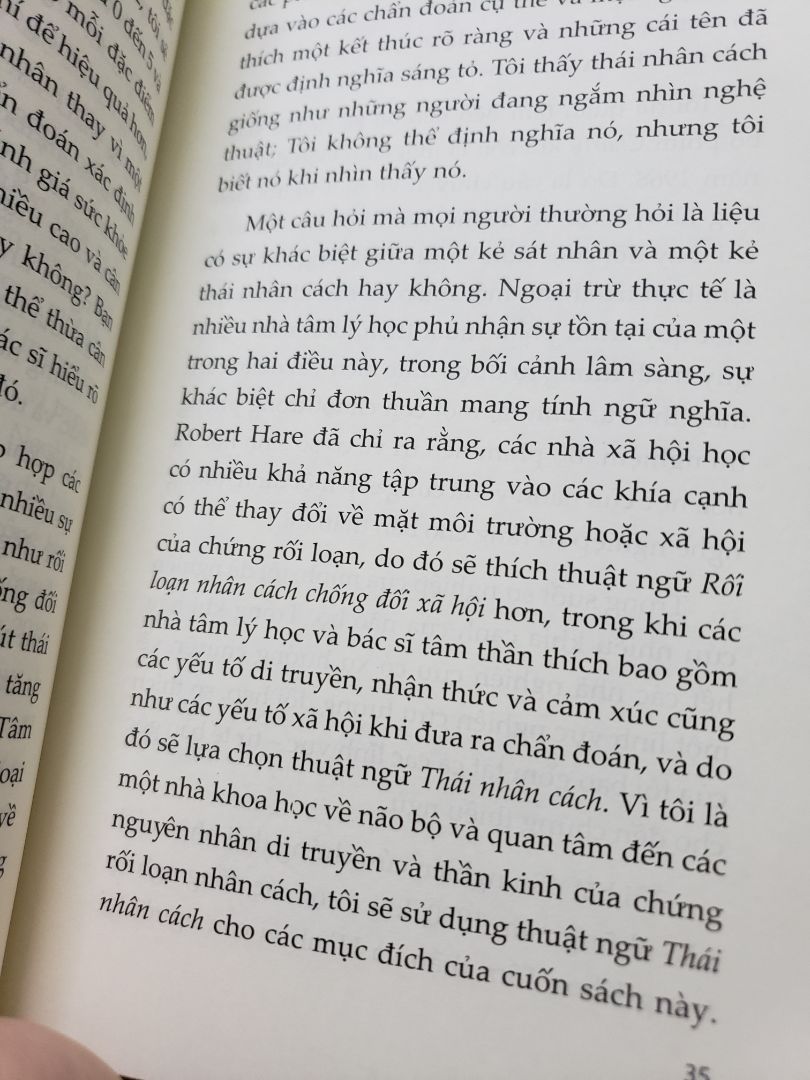 Lời cảnh báo ngay từ ngoài bìa sách: "Nội dung cuốn sách đề cập việc phân tích não bộ của những sát nhân thái nhân cách, độc giả nên cân nhắc trước khi đọc"
Thực sự mình đã hơi thiếu cân nhắc lời cảnh báo này khi lựa chọn nó về tủ sách nhà mình. 
Mong muốn của mình sau khi đọc lời giới thiệu của sách là 1 quyển sách phân tích về nguồn gốc, hoàn cảnh dẫn đến hành vi phạm tội của các kẻ sát nhân nổi tiếng... Và mình đã được đáp ứng 1 phần, nhưng không phải là điều mình quan tâm nhất. Sách này gần như là phân tích về cuộc đời và những gì diễn biến từ thời niên thiếu đến khi trưởng thành của tác giả, 1 nhà khoa học ở hiện tại vô tình phát hiện ra chụp não của mình giống với bộ não của kẻ thái nhân cách. 
Sách hơi thiên về chuyên môn phân tích khoa học, về cấu tạo bộ não, với những người không chuyên như mình lại dễ gây nhàm chán, mình đang dừng đọc quyển này lại sau chương 3.
Mình nghĩ nó sẽ hợp hơn với bạn học hoặc nghiên cứu về Tâm lý học hành vi hoặc Tâm lý học tội phạm.