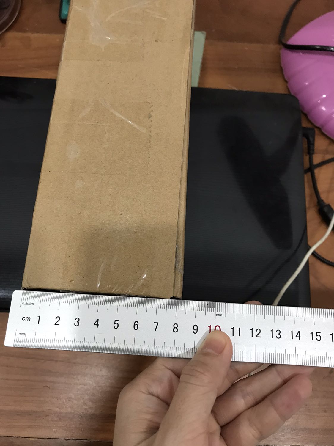 1 sao vì Tiki giao hàng nhanh, mặc dù mình đặt 3 chai sữa tắm Fay 5 nhưng mình chỉ nhận được 1 chai và được tính tiền 3 chai (408k)?. Trọng lượng của 1 chai chỉ 800ml, gói trong một hộp với kích thước như thế mà  bên ngoài hộp để 2.4kg (không hiểu nổi lun).
Vấn đề này mình đã phản ánh riêng với Cửa hàng NGỌC LAN từ khoảng giữa tháng 12, shop đã đồng ý gửi bù 2 chai còn thiếu thay vì hoàn lại tiền 2 chai, sang năm 2021 rồi mình vẫn chưa nhận được hàng, mình có hỏi lại, bên cửa hàng nói là do nhà vận chuyển bị lỗi gì đó nên chưa giao hàng được. 
Mình mua hàng trên tiki rất nhiều lần, đây là lần đầu gặp tình trạng như vậy.