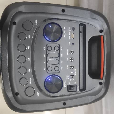 Âm thanh quá ổn, 2 mic uhf kèm xịn xò, hàng chính hãng nên khá yên tâm, shop hỗ trợ khá tốt, mua sale giá tốt, shop có miễn phí giao hàng, nói chung hàng ngon giá tốt nha ae