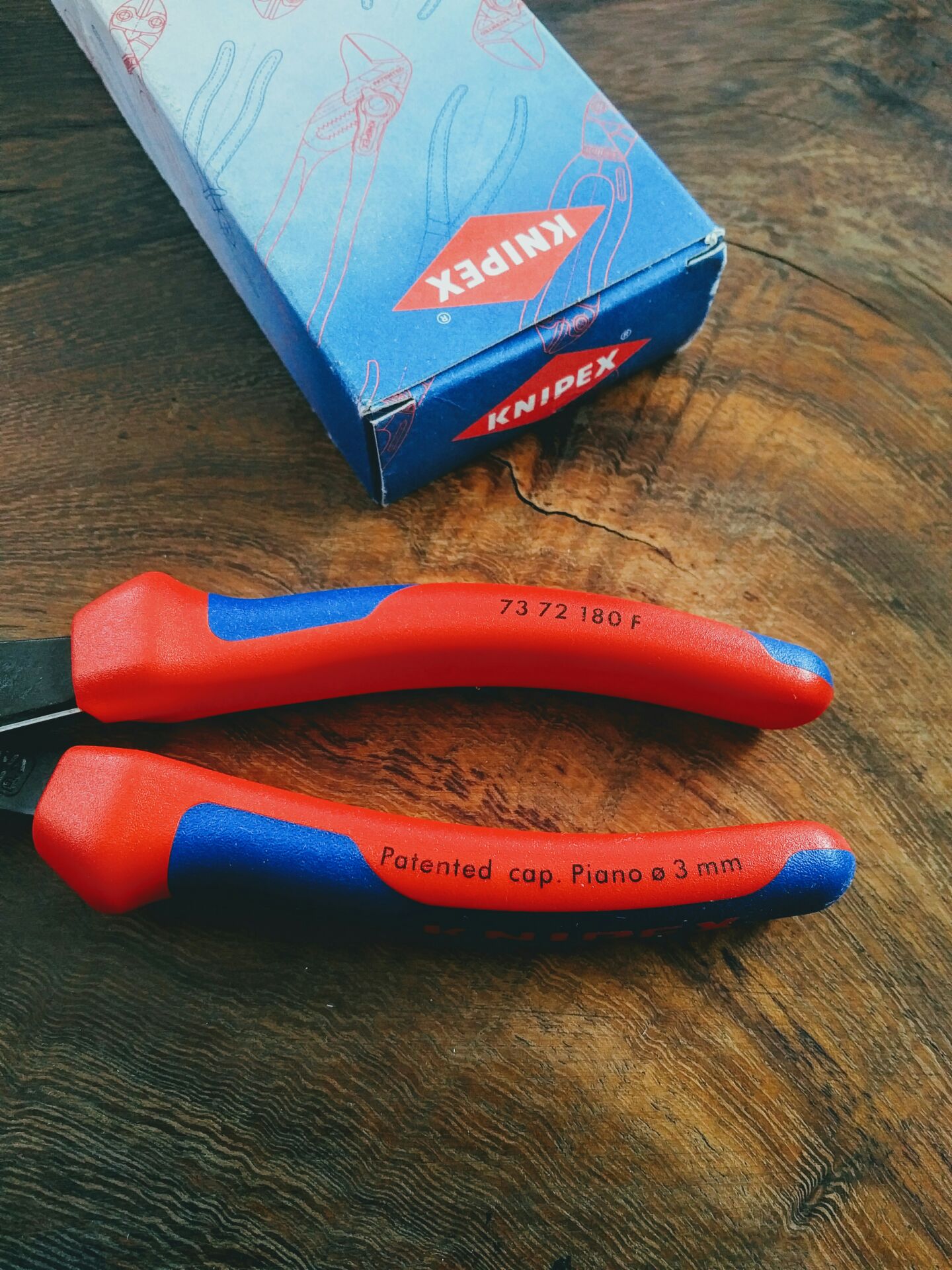 Sản phẩm kìm cắt twin force của Knipex sản xuất tại Đức cực tốt nha quý anh chị em. Chất thép được tôi ở độ cứng 64 HRC, bề mặt thép nguyên bản mộc mạc, mình rất thích kiểu thép này (không bóng bẩy như hàng chợ đâu) cán tay cầm rất vừa,  sử dụng ít lực là cắt được đinh thép cứng ngay...

Shop G7 tool nhận và xử lý đơn hàng nhanh, sản phẩm mới 100%. Vì shop uy tín nên mình thường mua sản phẩm Knipex tại shop lắm ^^ 

Tiki đóng gói cẩn thận, giao hàng cực nhanh