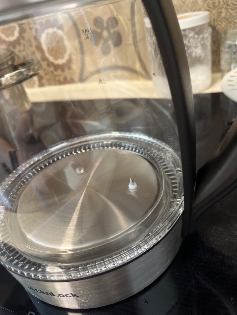 Lắp dưới bằng nhựa đun có mùi nhựa, bên trong có cái này chắc là cảm biến nhiệt nhìn mất thẩm mỹ với cái đệm kia chắc làm bằng cao su hoặc silicon mình ko rõ nhưng mình cảm thấy ko yên tâm khi nước bị đung nóng ko biết có chất gì bị thôi ra không. Cảm thấy ko hài lòng.