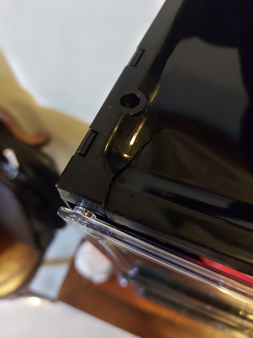 sản phẩm vừa mở ra đã bị nứt gãy