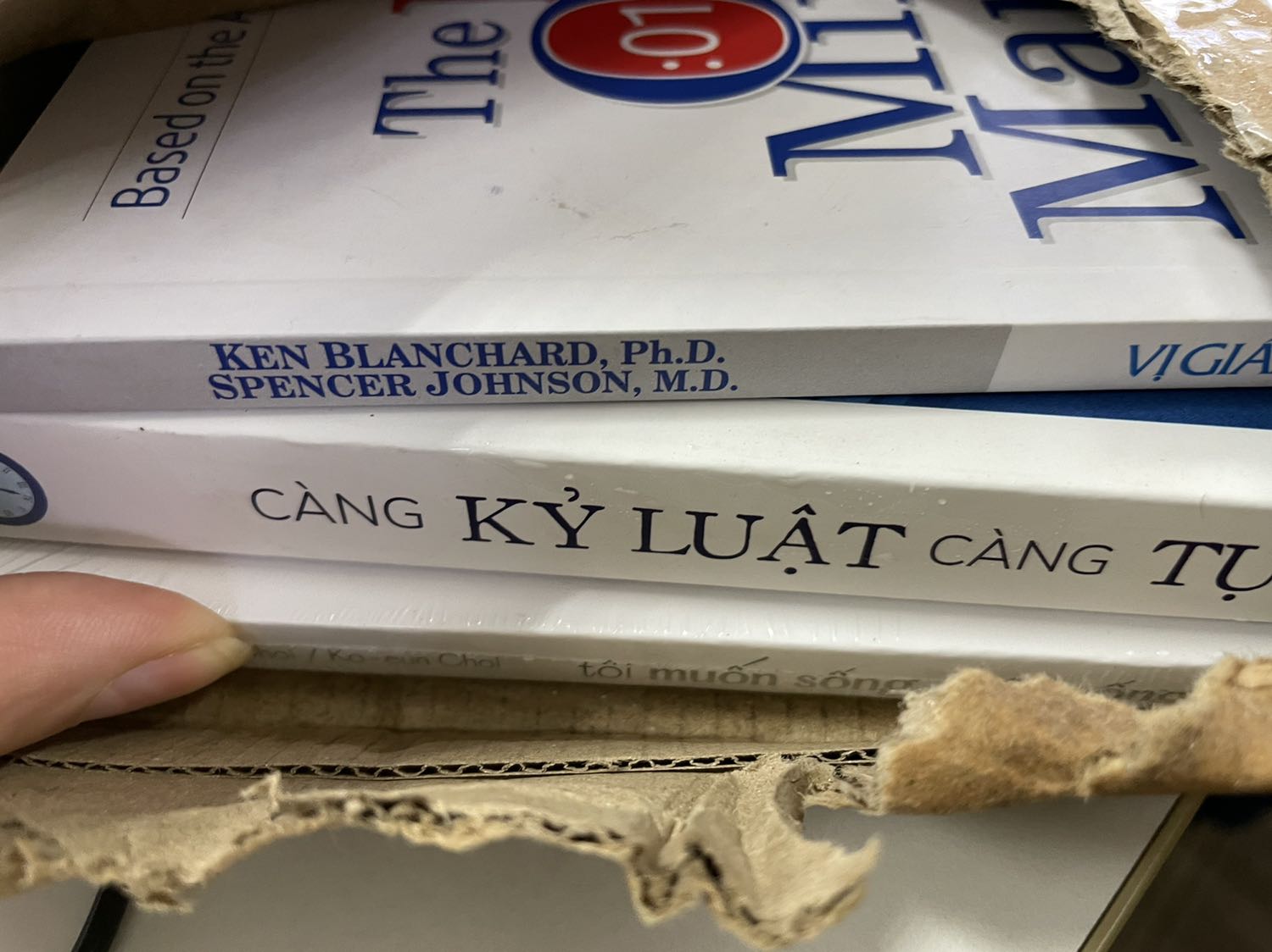 Mua sách, trời mưa, shipper giao cho cục hàng bằng giấy ướt mẹp :)