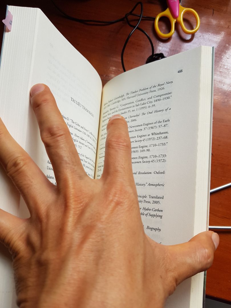 Cuốn sách tương đối hay. Ai muốn tìm hiểu về lịch sử năng lượng và các vấn đề liên quan có thể đọc cuốn này. Mình thích tìm hiểu lịch sử nên mỗi cuốn sách giúp bổ sung cho mình thêm hiểu biết về các giai đoạn lịch sử.
Nhưng cuốn có 600 trang thì 150 trang là tài liệu tham khảo, lãng phí không cần thiết. Nếu chiếu theo quản quyền bắt buộc thì thôi, chứ không có thể bỏ hoặc in nhỏ hơn để tiết kiệm giấy, hạ giá bán, vì chẳng ai quan tâm và có đk lục tài liệu tham khảo để đọc.