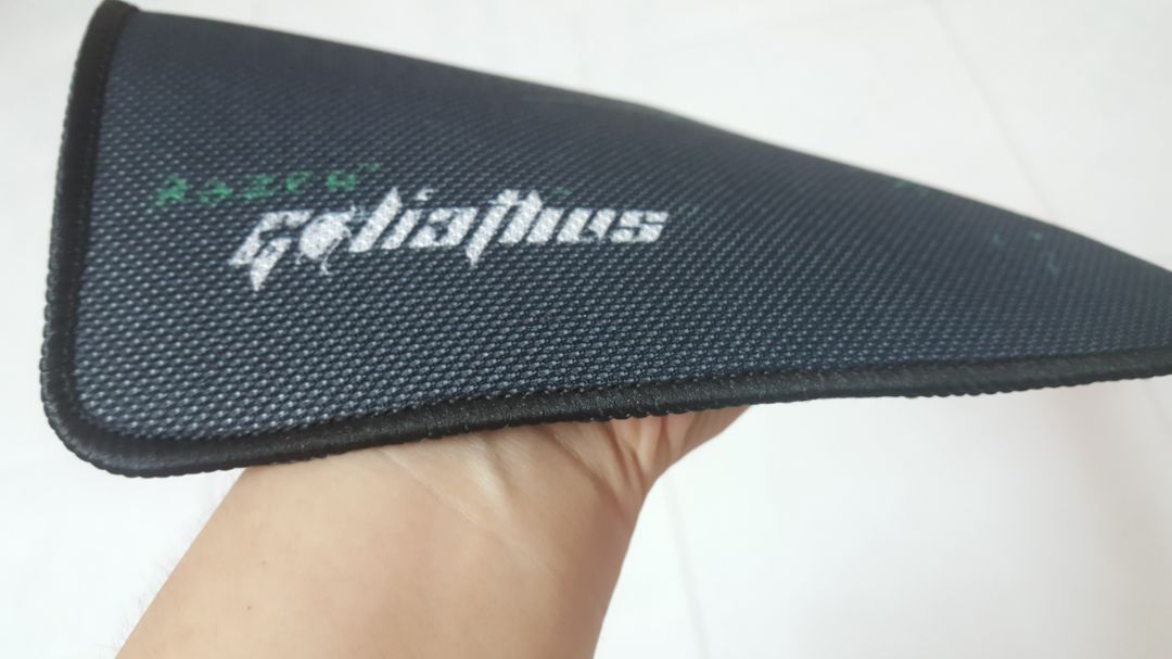 miếng lót rất dày, có độ nhám nhiều, di chuyển chuột rất đã nha. 10/10 cho chất lượng và giá tiền như vậy