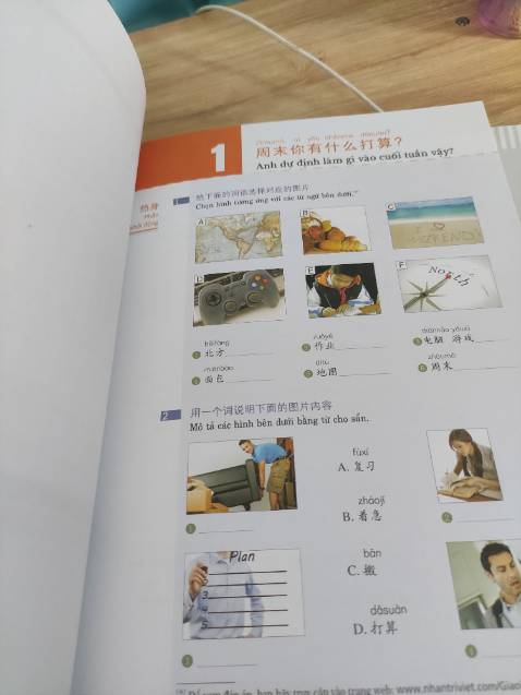 Sách màu, giấy đẹp. Ok