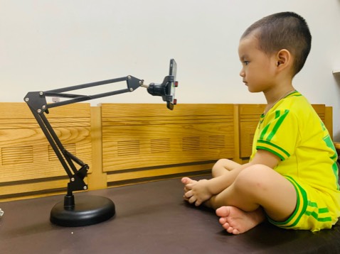 Giá đỡ khung kim loại chắc chắn, độ vươn như mô tả, thậm chí hơn 60cm. Tuỳ chỉnh được cao thấp và xoay nhiều hướng. Dùng tiện.