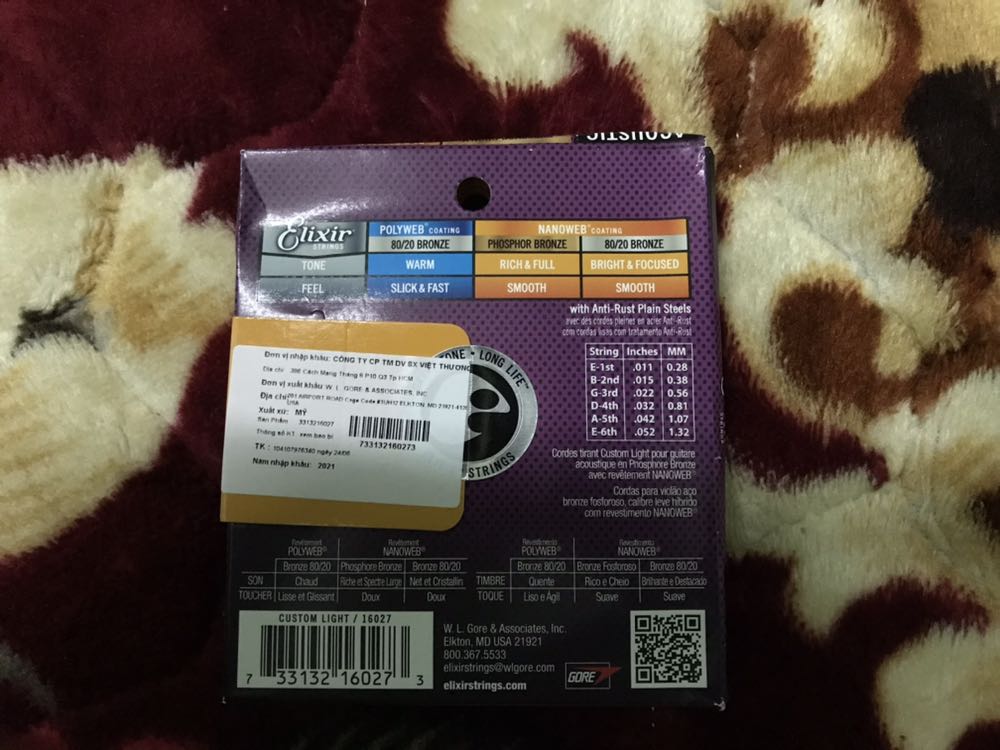 Dây xịn, âm khá vang so với dây gốc đi theo đàn. Các bạn nên căng cẩn thận để tránh đứt dây, mình hơi chủ quan nên đứt mất 1 dây, tiếc đứt ruột :((