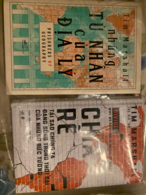 Nội dung xoay quanh vấn đề chính trị dựa trên yếu tố địa lý, địa lý quyết định đến hành động, chính sách, sự thịnh vượng của các quốc gia. Sách dễ hiểu, hay đối với người chuyên đọc chính trị, đúng chính tả, trình bày đẹp, giấy hơi mỏng.