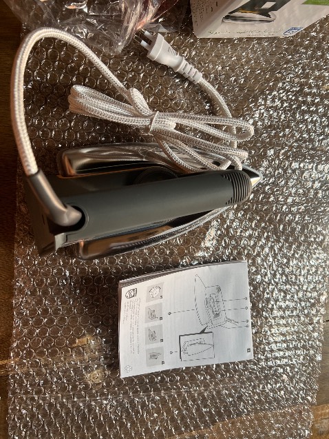 Sản phẩm như hình, mọi tính năng đều tốt như mô tả, chỉ mỗi tội lướt trên vải không mượt cho lắm. Mình cứ phải chặn 2 đầu áo/quần lại để vải không bị kéo theo khi ủi thôi.