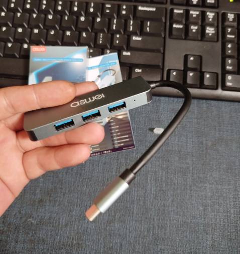 ✓ Hub Type-C ASWEI 4in1: Type-C To 4 USB 3.0
 •  Chất lượng cao với vỏ nhôm: Tản nhiệt tốt, bền chắc, mát trong khi sử dụng liên tục.
 •  Kết nối ổn định: Cổng USB chặt chẽ, tốc độ truyền nhanh, không bị trễ.
 •  Thời gian giao hàng nhanh, SP đóng gói cẩn thận, nhân viên thân thiện.
 •  Giá cạnh tranh: Giá thành rất tốt.
 •  Thiết kế tiện lợi: Kích thước nhỏ gọn, dễ cầm nắm, vỏ nhôm chắc chắn, chống va đập.
--> Hub chuyển đổi USB Type - C ASWEI 4 trong 1 nổi bật với chất lượng cao, thiết kế chắc chắn, tốc độ cao, ổn định và giá cả hợp lý. ✓ Hub Type-C ASWEI 4in1: Type-C To 4 USB 3.0
 •  Chất lượng cao với vỏ nhôm: Tản nhiệt tốt, bền chắc, mát trong khi sử dụng liên tục.
 •  Kết nối ổn định: Cổng USB chặt chẽ, tốc độ truyền nhanh, không bị trễ.
 •  Thời gian giao hàng nhanh, SP đóng gói cẩn thận, nhân viên thân thiện.
 •  Giá cạnh tranh: Giá thành rất tốt.
 •  Thiết kế tiện lợi: Kích thước nhỏ gọn, dễ cầm nắm, vỏ nhôm chắc chắn, chống va đập.
--> Hub chuyển đổi USB Type - C ASWEI 4 trong 1 nổi bật với chất lượng cao, thiết kế chắc chắn, tốc độ cao, ổn định và giá cả hợp lý.