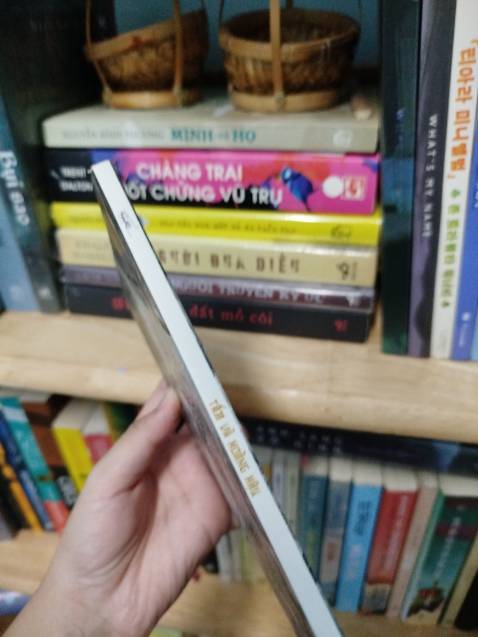 Sách đẹp, ngắn, và đặc biệt là rất hay. Mặc dù phải mua với giá hơi cai hơn so với giá bìa nhưng trải nghiệm nhận lại đối với mình rất xứng đáng. Mọi người rất rất nên đọc nha!!!