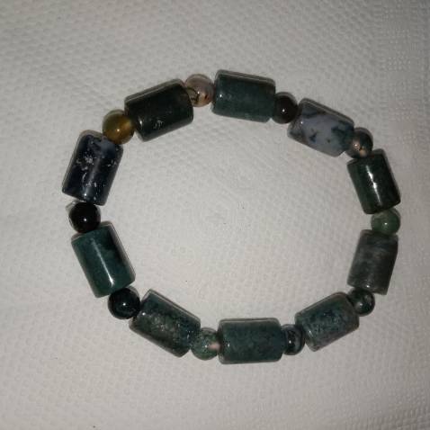 Vòng tay mã não đốt trúc thì quá tệ những đốt trúc bễ và vết xước rất nhiều nhìn mất thẩm mỹ ko đeo được