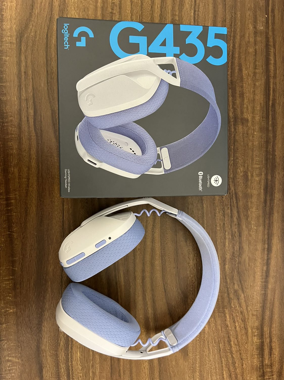 Tai nghe đẹp, đeo nhẹ nhưng hơi nhỏ so với đầu mình. Tiện dụng khi kết nối được cả với máy tính lẫn điện thoại. Chuyển chế độ nhanh. Hướng dẫn sự dụng tìm thấy trên mạng đọc qua là biết cách dùng liền.