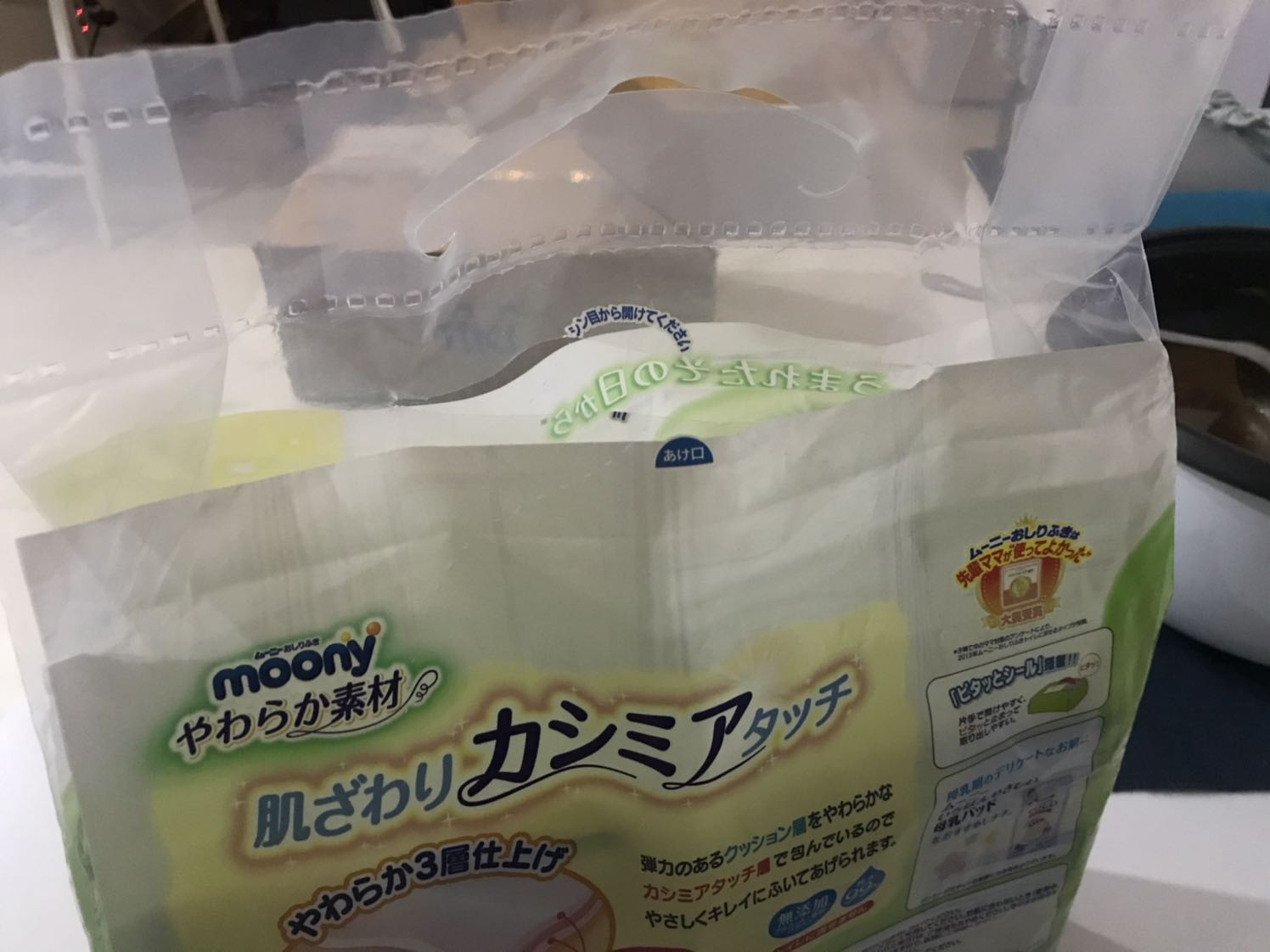 Mình mới mua, chưa sử dụng. Tiki gói hàng cẩn thận, nhưng không biết vì sao bì bên trong bị cắt thủng trước đó rồi. Cảm thấy không hài lòng lắm