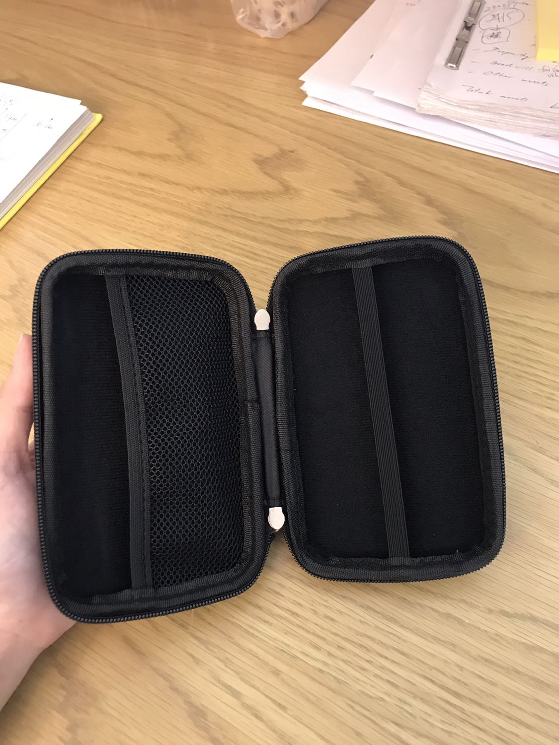 Túi vuông vắn, dày dặn, dây kéo chắc chắn, mình không dùng sạc dự phòng nên không quan tâm kích cỡ lắm. Điểm trừ duy nhất là mùi hôi bên trong. Mình sẽ bỏ gói silica gel vào xem thử có hút được mùi đi không. Ngoài vấn đề đó ra thì mọi thứ còn lại hoàn hảo. Túi vuông vắn, dày dặn, dây kéo chắc chắn, mình không dùng sạc dự phòng nên không quan tâm kích cỡ lắm. Điểm trừ duy nhất là mùi hôi bên trong. Mình sẽ bỏ gói silica gel vào xem thử có hút được mùi đi không. Ngoài vấn đề đó ra thì mọi thứ còn lại hoàn hảo.