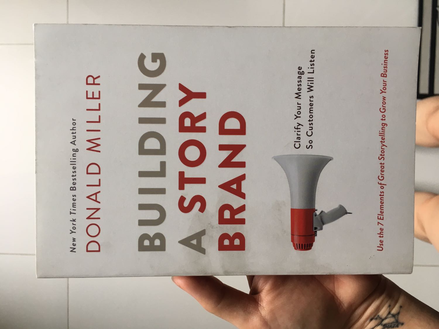 Sáng nay Mình nhận sách, mở ra thì cựa kỳ thất vọng vì sách mà trắng mà dơ đen thui vầy luôn, mình rất quý sách nên khi nhận sản phẩm như vầy mình cực kỳ thất vọng vì quyển sách này không rẻ.