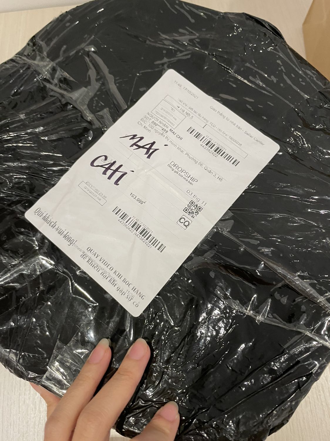 Mình mua màu Hồng, shop giao màu xanh. Trong khi mình đã chat dặn shop ship hồng. Shop bảo mình note shop sẽ giao đúng vì trên chỗ chọn sp k có Hồng. Yêu cầu shop xử lý giúp mình. Mình đã mua giá cao hơn shop khác để đc màu Hồng mà shop lại k ship đúng.