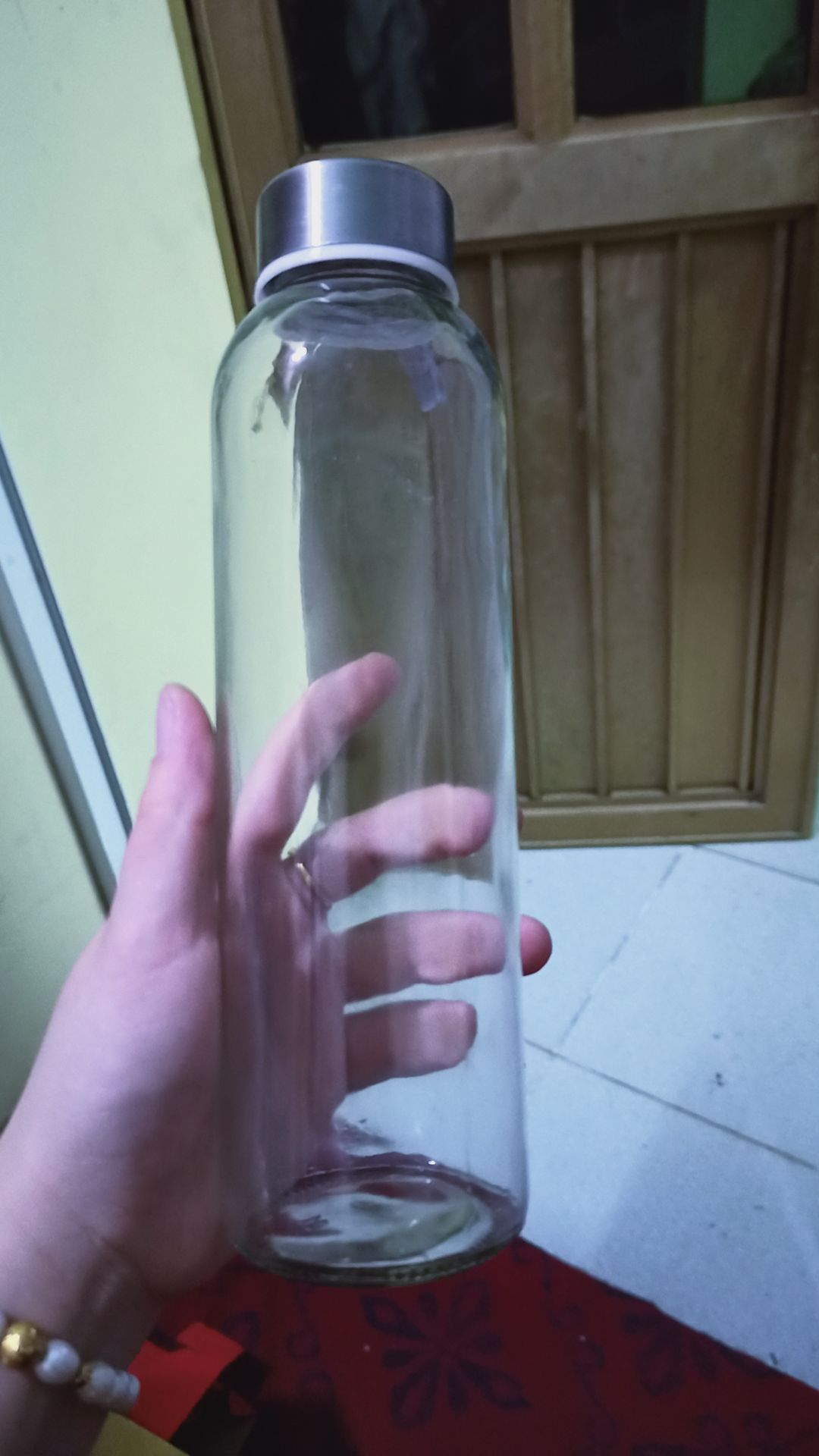 Tiki giao hàng nhanh, sản phẩm tốt, gói bọc sản phẩm cũng rất ok. Tuy nhiên có 1 bình bị bẩn, có mùi hôi. Mình mua hàng ở tiki rất nhiều lần tuy nhiên có mỗi lần này không hiểu sao lại bị  như vậy nữa.? Mong lần sau tiki sẽ chú ý hơn trong việc lấy sản phẩm từ kho để giao cho khách ạ.